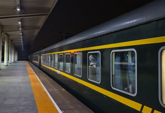 果被沿途烟火气治愈年轻人:比高铁香PG麻将胡了试玩为省钱坐绿皮火车结(图2) 果被沿途烟火气治愈年轻人:比高铁香PG麻将胡了试玩为省钱坐绿皮火车结(图2)